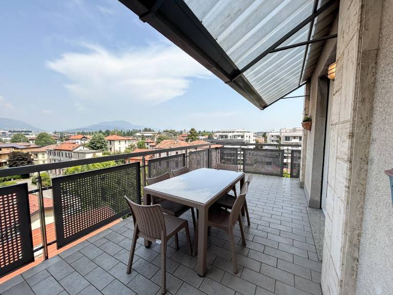 Family-oriented spacious apartment with garden & terrace | Next to Fontana del Delfino | Perfect for remote work | Pets allowed — photo 4