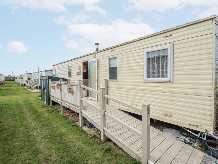 Cottage with yard | Beach view in Skegness