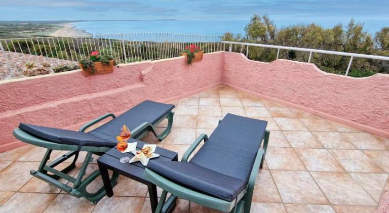 Vacation home with patio in Oristano