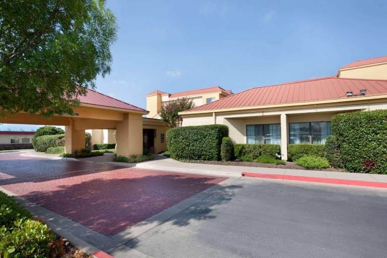 La Quinta Inn & Suites by Wyndham Round Rock North in Round Rock, TX