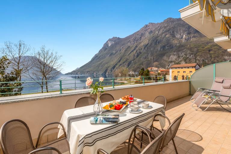 Family-friendly holiday apartment with garden & terrace | Lake view | Beach nearby | Pets allowed in Porlezza