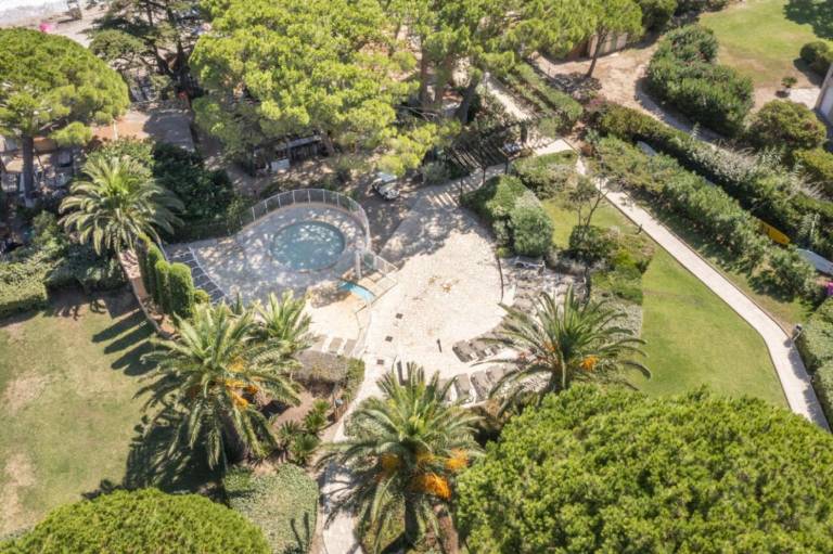 Charming holiday apartment with yard & patio | Beach nearby | Pet-friendly in Le Lavandou
