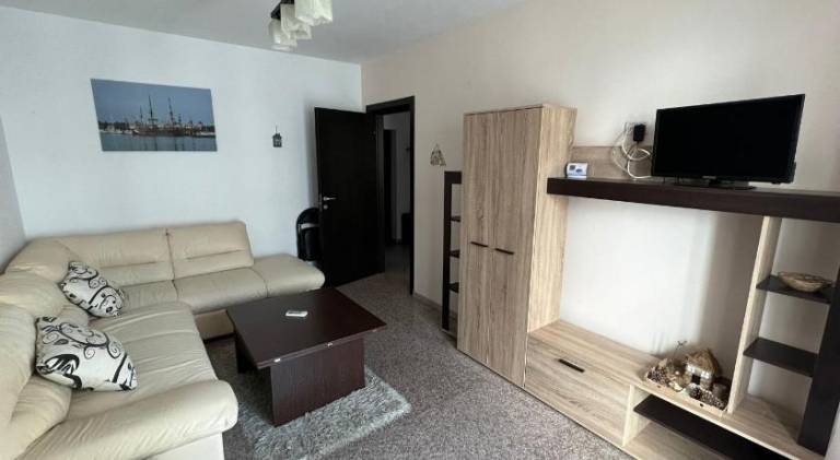Holiday apartment with yard & pool — photo 2