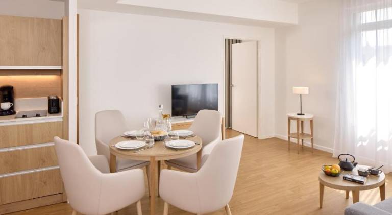 Serviced apartment with patio & pool — photo 2