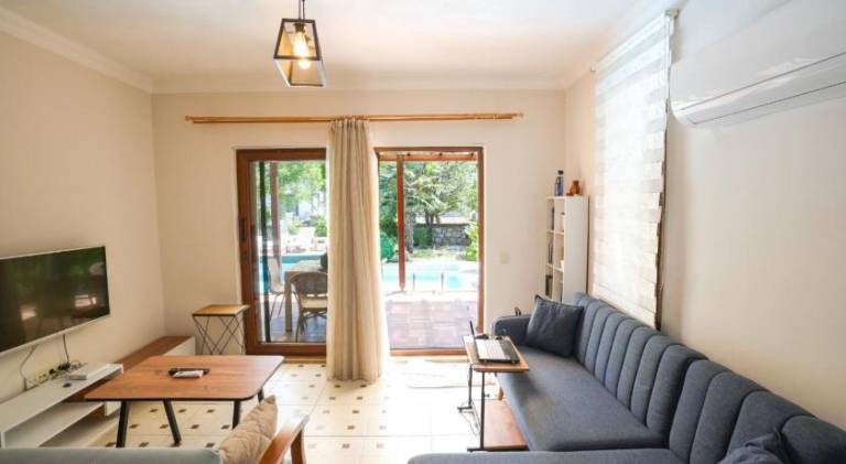 Fully equipped charming villa with patio, yard & private pool | Pets allowed — photo 2