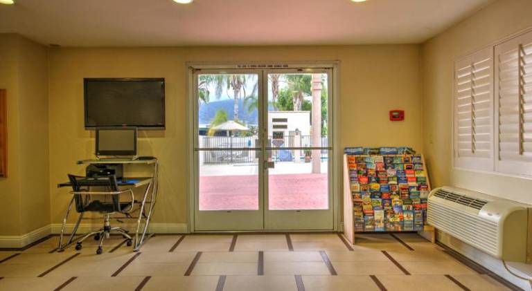 Burbank Inn and Suites — photo 4