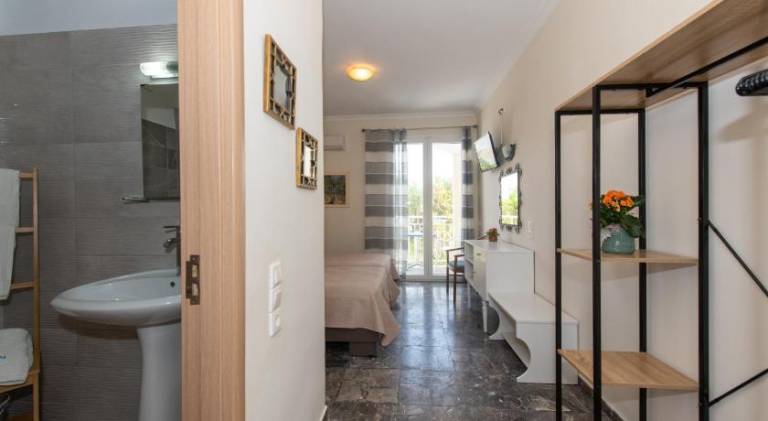 Serviced apartment with pool, patio & grill — photo 2