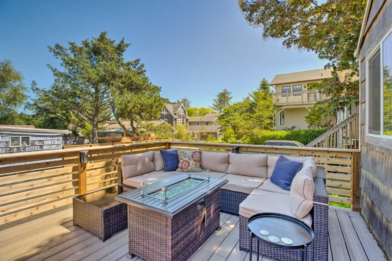 Quaint 'Sur La Mer' Cottage w/ Deck, Fire Pit — photo 3