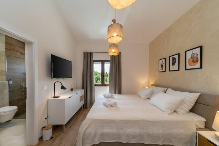 Child-friendly villa with garden, BBQ & pool | Suitable for remote work | Pets allowed — photo 2
