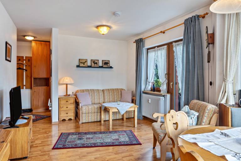 Lovely rental apartment with fast internet & yard | Garden view | Pet-friendly — photo 2