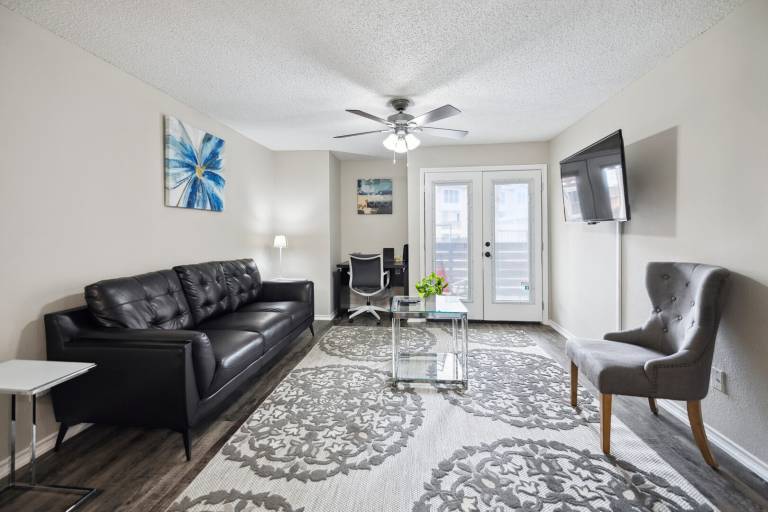 I041 – World Cup Stay - 18 min to AT&T - Sleeps 4 - Free Parking — photo 2