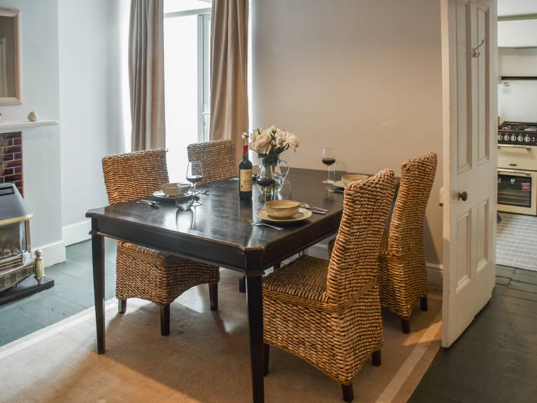 Cottage with yard | Water view — photo 5