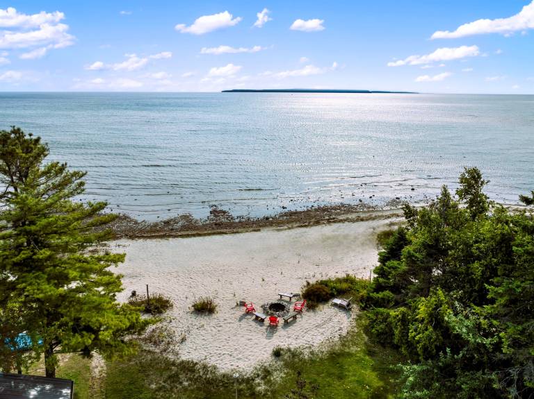 Lake Huron Beachfront Home~Mackinac Island Views! — photo 4