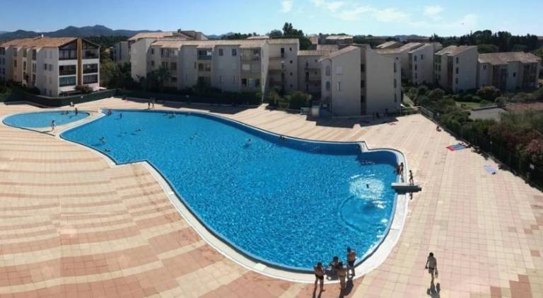 Apartment with pool — photo 4