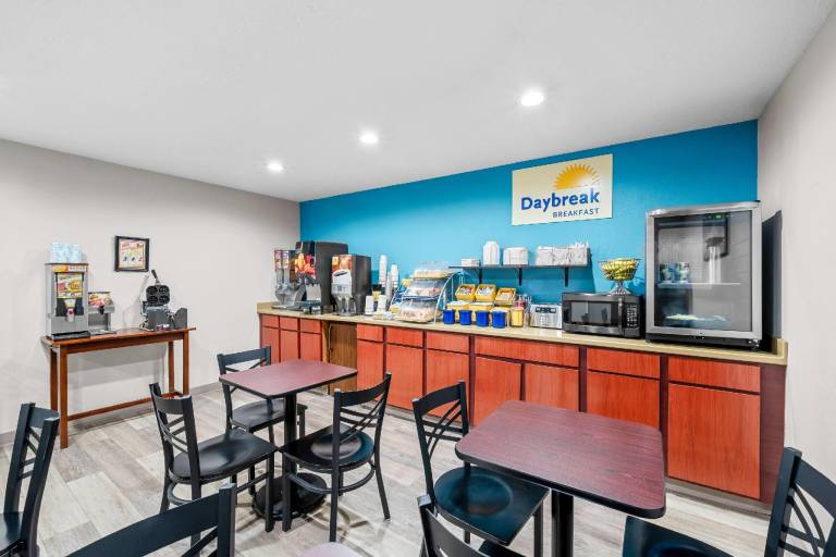 Days Inn by Wyndham Brunswick Bath Area — photo 5