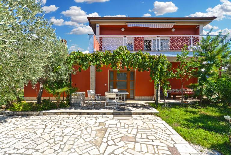 Apartment with barbeque & patio — photo 3