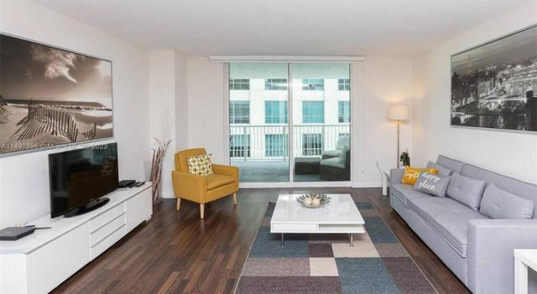 Rental apartment with pool & jacuzzi in Miami, FL