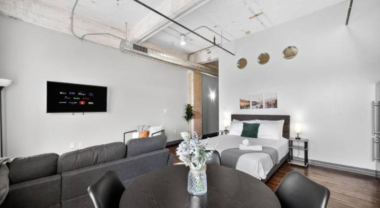 Rental apartment with pool | Next to Pioneer Park in Dallas, TX
