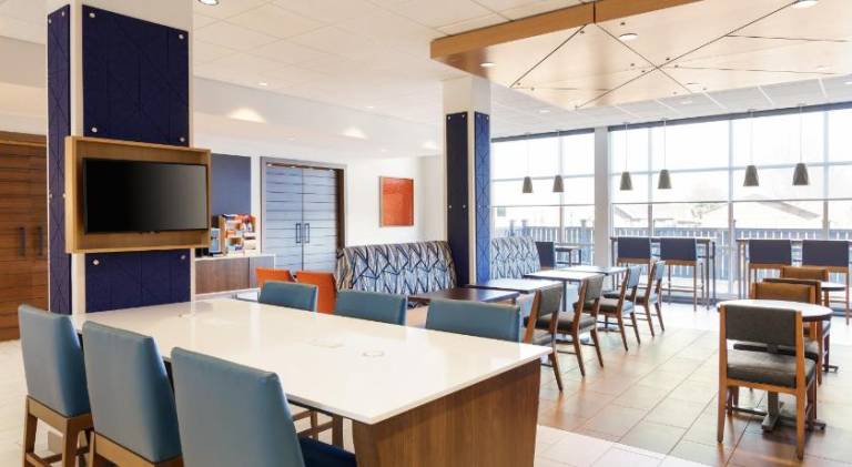 Holiday Inn Express & Suites Overland Park South by IHG