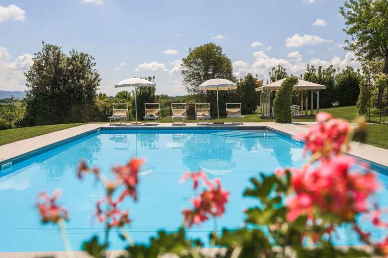 Villa with private pool, hot tub & garden — photo 4