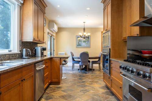 Shaughnessy Cozy Bedrooms Guest House