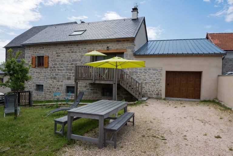 Gite with yard & patio — photo 3