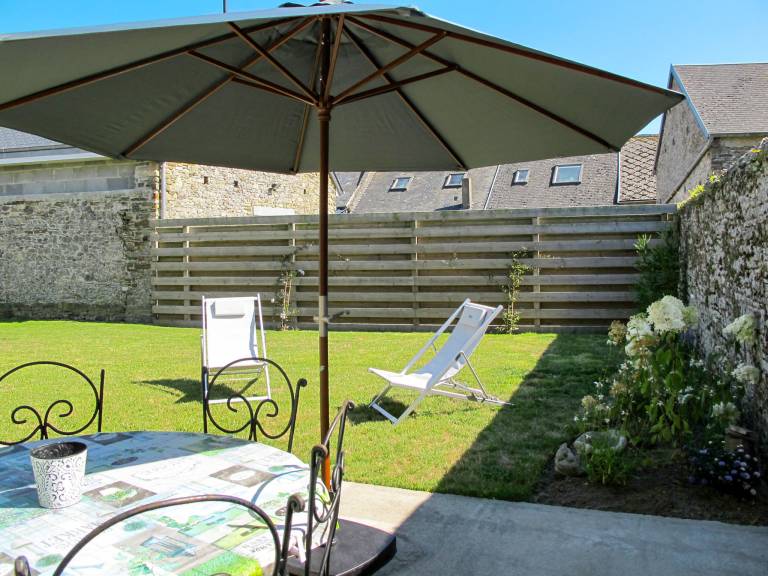 House with BBQ, garden & patio — photo 2