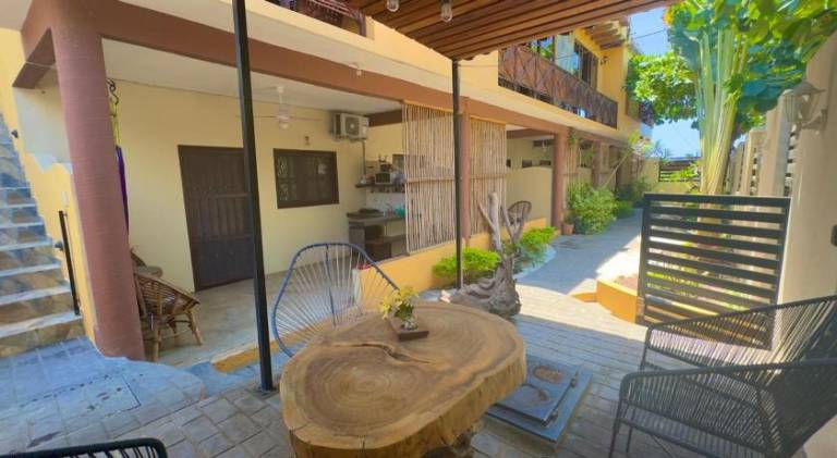 Serviced apartment with patio & yard | Dogs allowed — photo 2