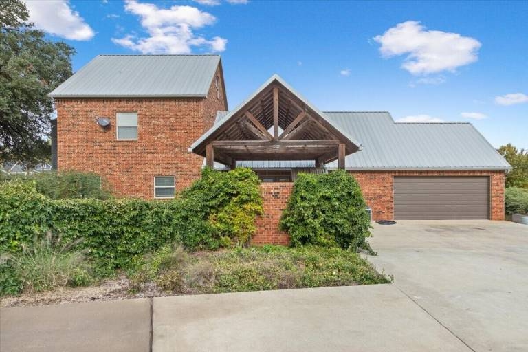 House Brook Oaks
