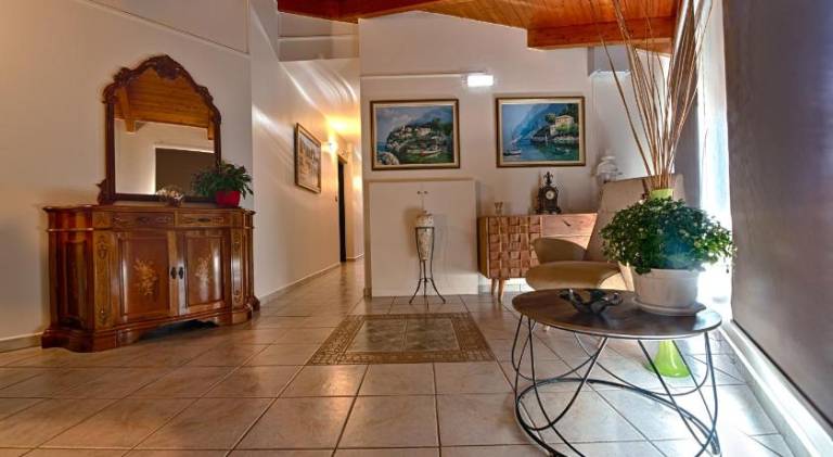 Serviced apartment with patio, yard & hot tub — photo 2