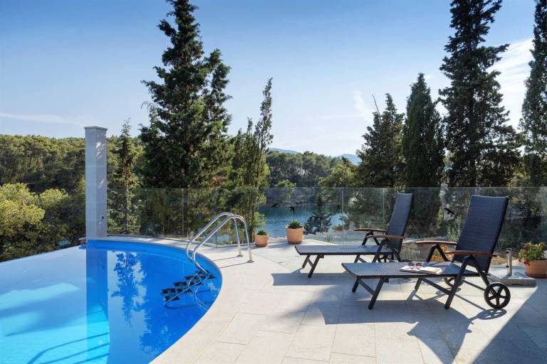 Villa with garden, heated pool & patio — photo 2