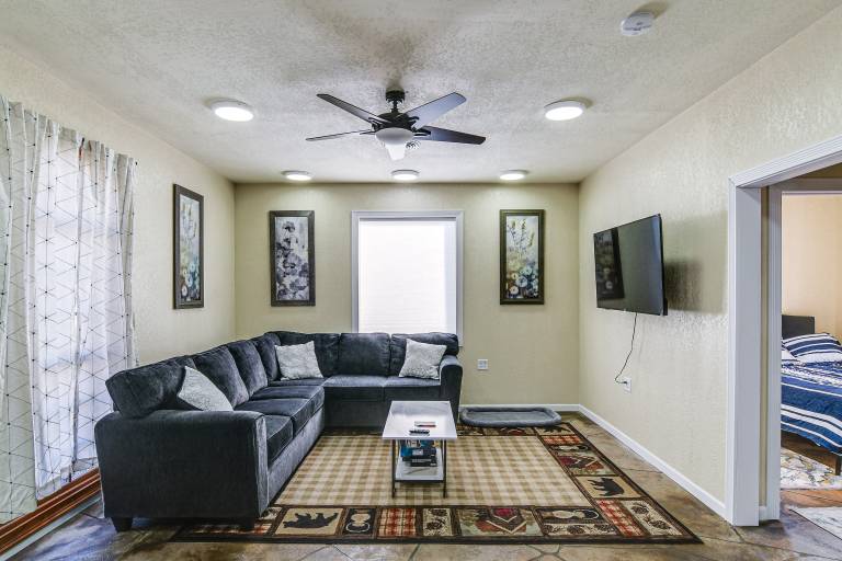 2 Mi to Main St: Newton Guest House in Newton, IA