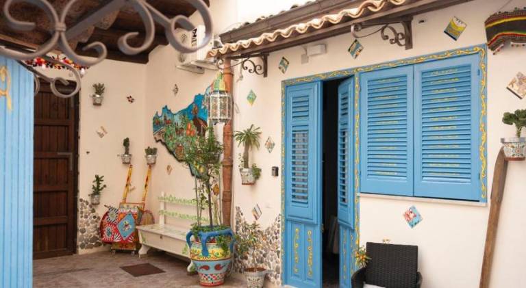 Holiday apartment with terrace | Next to Church of the Gesù | Suitable for remote work in Palermo