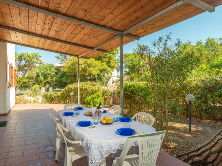 Apartment with patio, BBQ & garden — photo 3