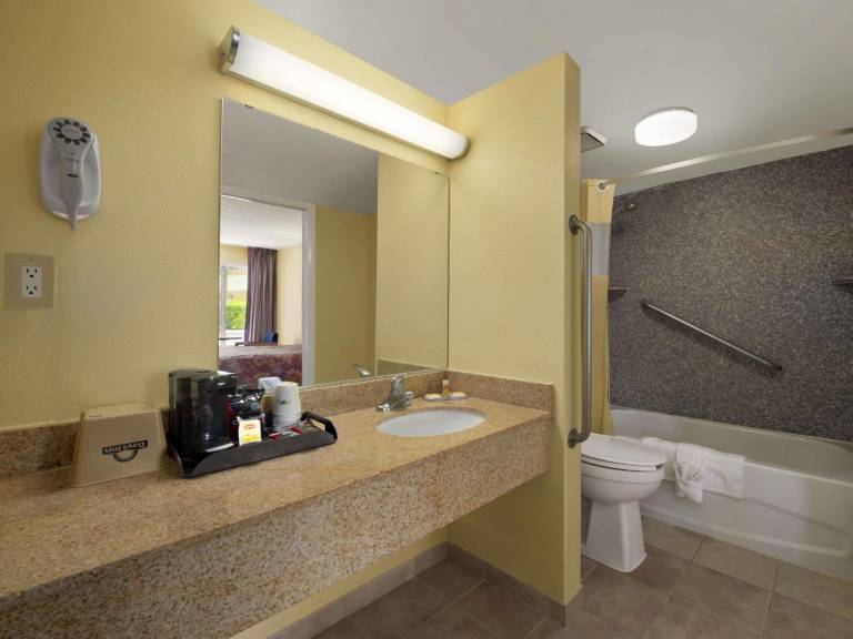 Rose Garden Inn & Suites — photo 2