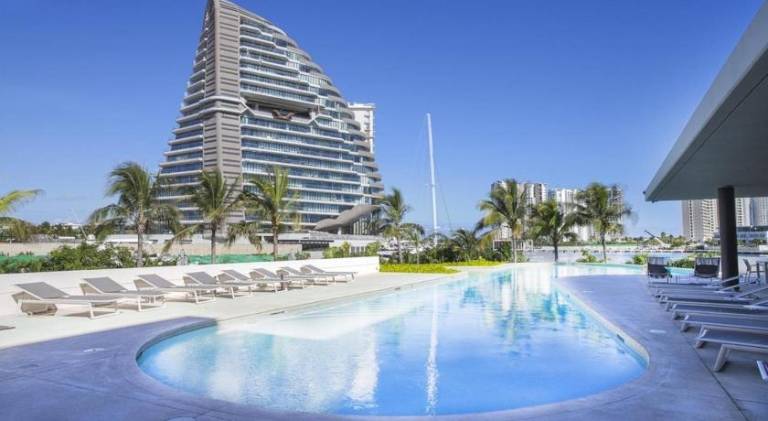 Luxury Waterfront Villa Puerto Cancun Marina in Cancún
