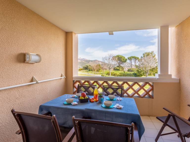 Holiday apartment with pool, patio & garden — photo 4