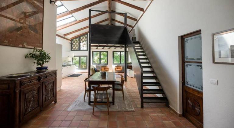 Apartment with pool, terrace & yard in Neive