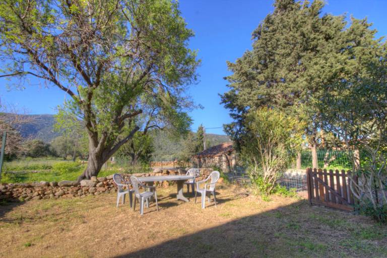 Gite with yard & grill — photo 2