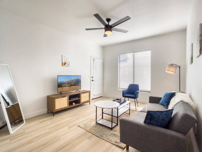 Apartment with pool, garden & fast internet in Phoenix, AZ