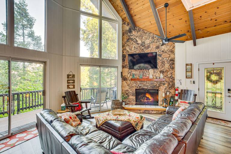 1 Mi to Lake Arrowhead Village! Cabin w/ Game Room — photo 3