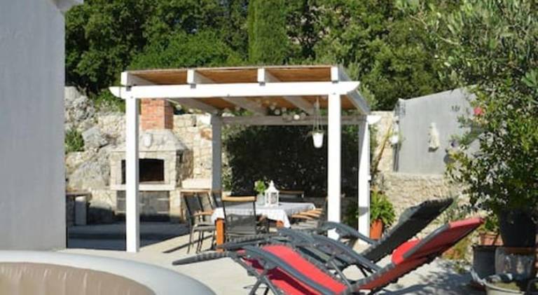 Apartment with hot tub — photo 4
