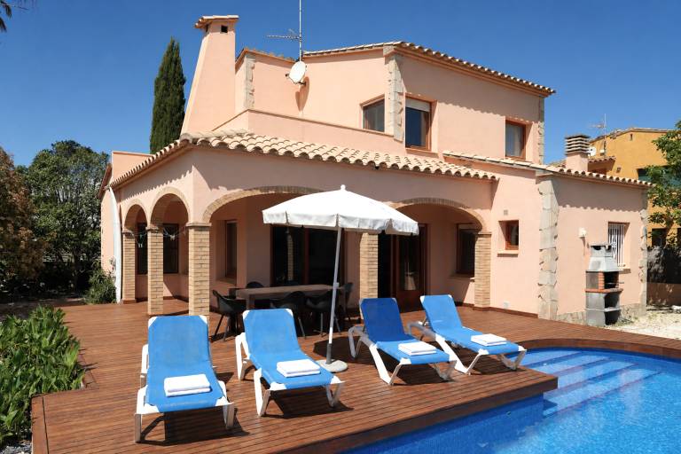 Villa with terrace, BBQ & private pool in Roses