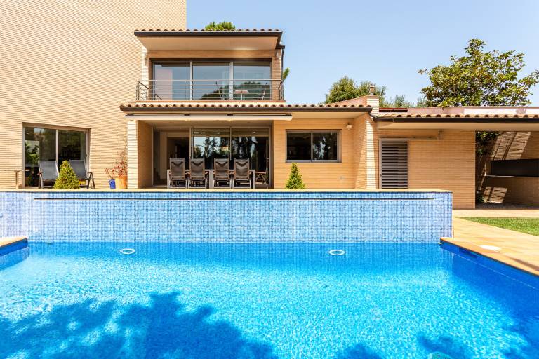 Child-friendly wonderful villa with fast internet, private pool & barbeque | Garden view | Good for workation | Pets allowed — photo 2
