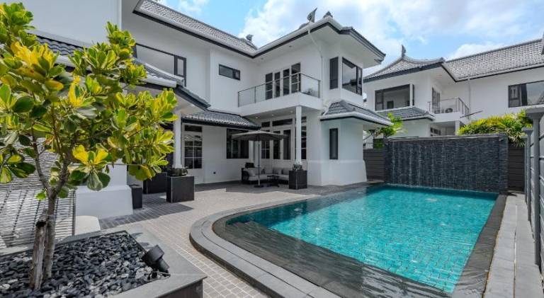 Vacation home with garden & pool — photo 4