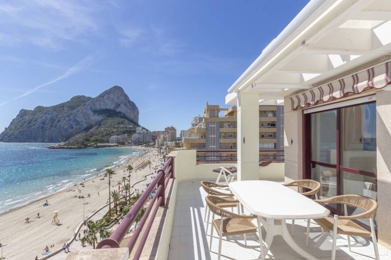 Apartment with pool & patio | Water view in Alicante