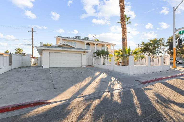 Vacation home with pool & yard — photo 2