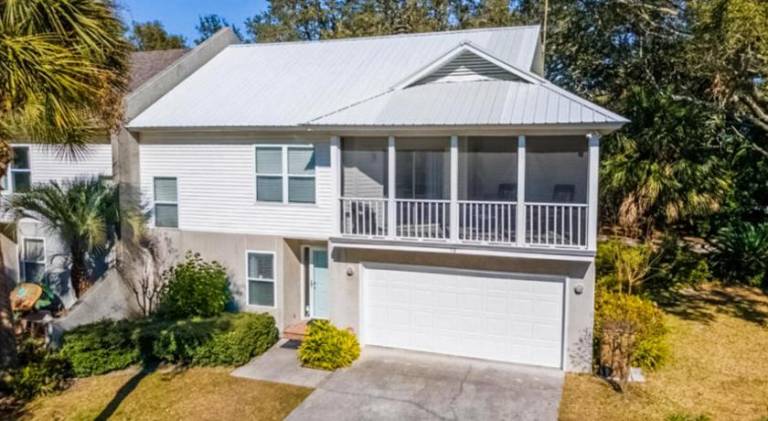 Vacation home with barbecue & patio in Tybee Island, GA
