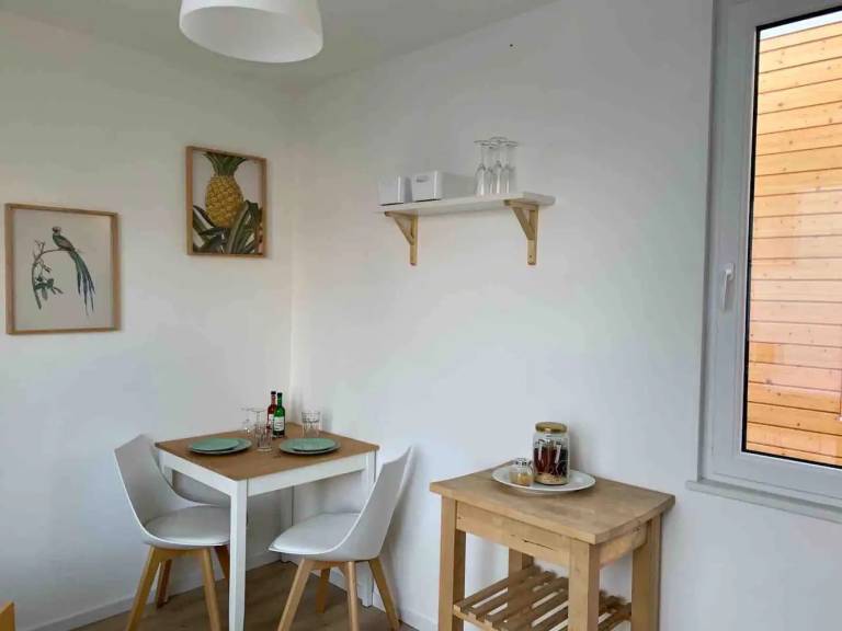 Modern 'Tiny Haus Liederbach' with Private Terrace, Wi-Fi and Air Conditioning — photo 2