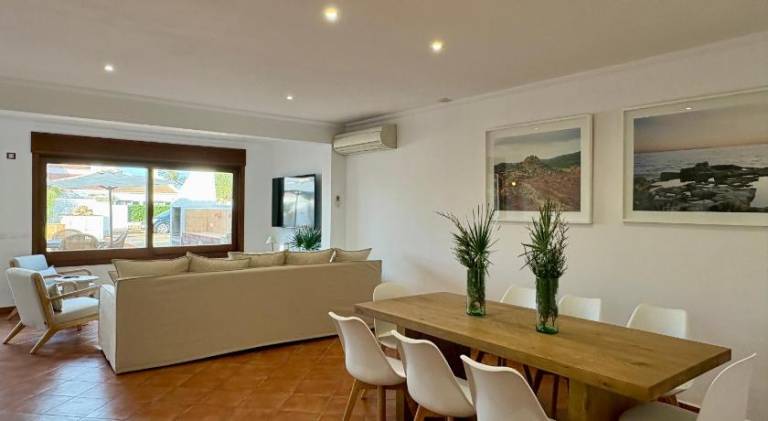 Villa with pool — photo 4